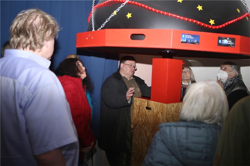 Sternwarte beschäftigt sich mit Stern von Bethlehem Der stellvertretende Vorsitzende des Sternwarte-Vereins, Matthias Gruhn-Creutzburg, erklärt den Nachthimmel im Planetarium. Foto: Jung