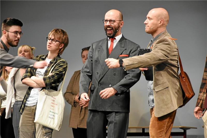 Musicalproduktion„Natürlich blond“ wird wirklich witzig Der strenge Professor (2.v.re.) wird von Christian Klingbeil gespielt, Jan Schwartzkopff (Emmett, re.) rechnet sich Chancen als Junior-Partner der Kanzlei aus. Foto: Kempfer