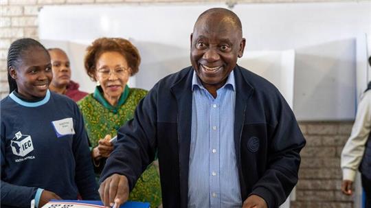 Der südafrikanische Präsident Cyril Ramaphosa während seiner Stimmagabe in Soweto.