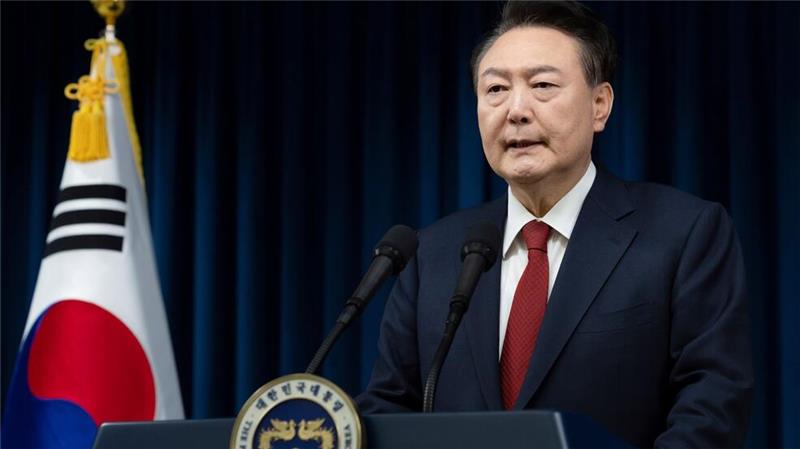 Der südkoreanische Präsident Yoon Suk Yeol spricht im Präsidialamt in Seoul, Südkorea. Am Montag hat das Justizministerium eine Ausreisesperre gegen Yoon verhängt. (Archivbild)