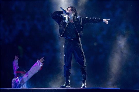 Der südkoreanische Superstar Jungkook  während der Eröffnungsfeier zur Fußball-WM im Al-Bait Stadion in Katar im vergangenen November.