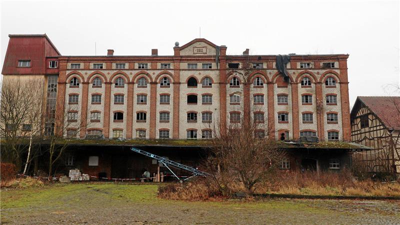 Lost Place: Hoffnung für denkmalgeschützte Gebäude in Schladen Ein altes Speichergebäude, auf dem Dach ein Giebelauszug, auf dem die Jahreszahl 1911 steht.