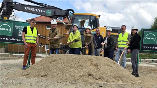 Der symbolische Spatenstich für den Bau der neuen Schulmensa.