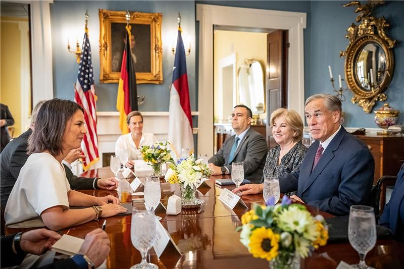 Baerbock: Texas wichtig für Energie- und Klimatechnologie Der texanische Gouverneur Greg Abbott (r) empfängt Bundesaußenministerin Annalena Baerbock in Austin. Baerbock hält sich bei ihrer USA-Reise in Texas und Washington auf, bevor sie zur anschließenden UN-Vollversammlung nach New York reist.