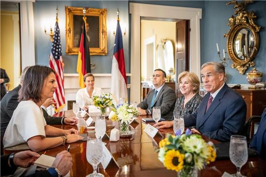 Der texanische Gouverneur Greg Abbott (r) empfängt Bundesaußenministerin Annalena Baerbock in Austin. Baerbock hält sich bei ihrer USA-Reise in Texas und Washington auf, bevor sie zur anschließenden UN-Vollversammlung nach New York reist.