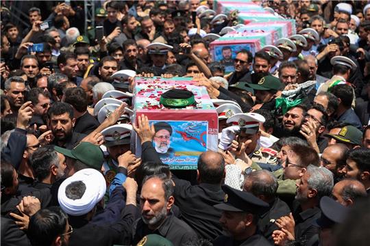 Der tödlich verunglückte iranische Präsident Ebrahim Raisi wurde in seiner Heimatstadt Maschhad beigesetzt.