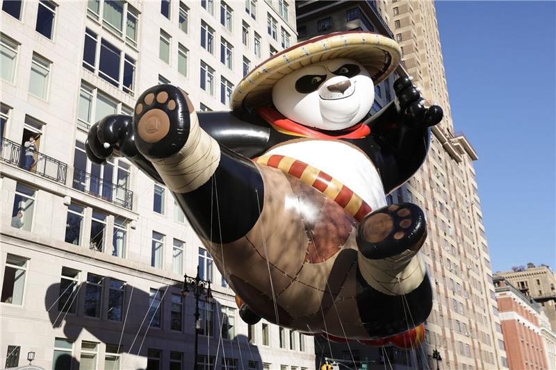 Der tollpatische Panda Po schwebt durch Manhattan.