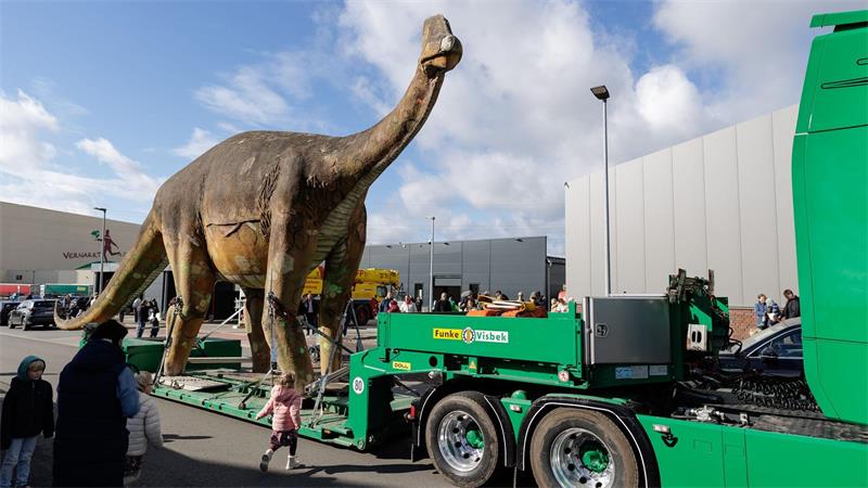 Tonnenschwere Dinosaurier-Lady zieht um Der tonnenschwere Dinosaurier aus Stahl und Beton bekommt ein neues Zuhause.