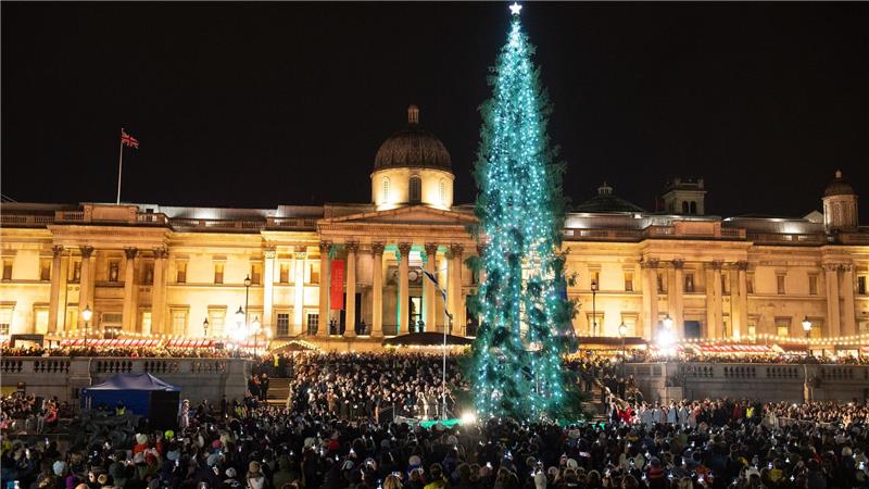 Beeindruckende Weihnachtsbäume aus aller Welt Der traditionell von Norwegen geschenkte Baum 2019 auf dem Trafalgar Square: Über 20 Meter hoch, schlicht dekoriert und ein Symbol der britisch-norwegischen Freundschaft seit 1947. (Archivbild)