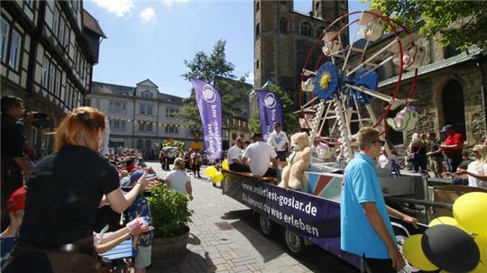 Der traditionelle Schützenumzug wird in diesem Jahr wieder über den Marktplatz führen, die Wimpelketten (am Ende der Straße) werden nicht aufgehängt.