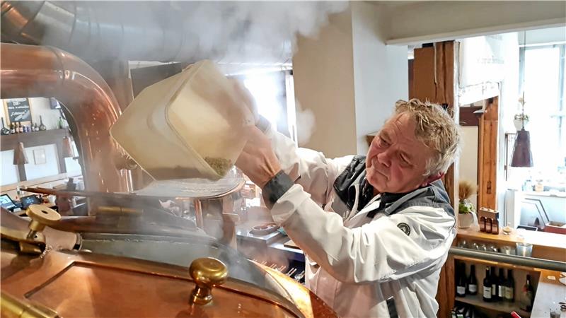 Ein Jungbier aus Hopfen, Malz, Wasser und Silber Der tschechische Brauer Vaclav Mayer sorgt im Sudhaus dafür, dass das Bier mit genügend Hopfen angereichert ist. Fotos: Sowa/Privat