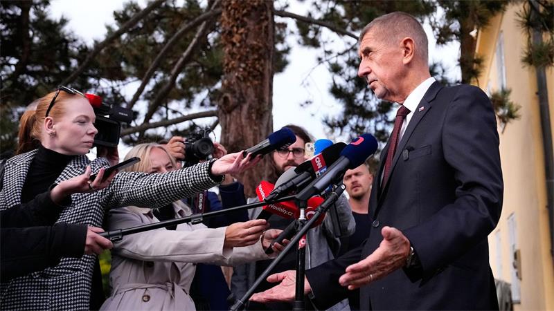 Der tschechische Ministerpräsident Andrej Babis (ANO) spricht mit den Medien, nachdem er bei den Senats- und Kommunalwahlen seine Stimme abgegeben hat.