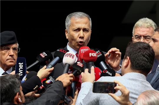 Der türkische Innenminister Ali Yerlikaya spricht mit Journalisten.