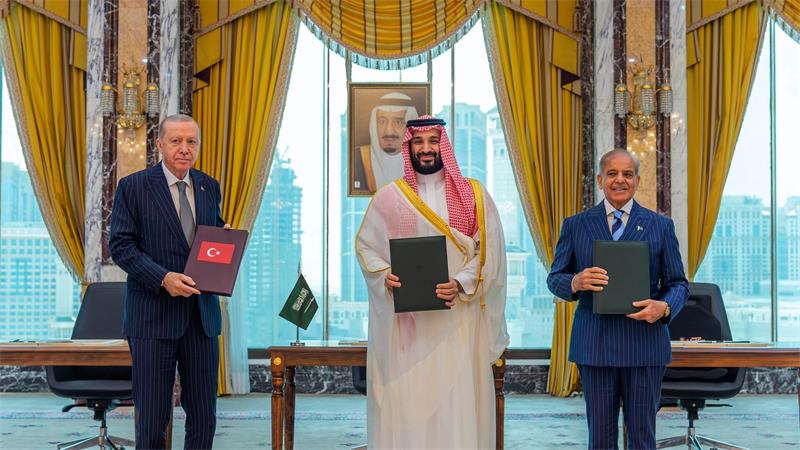 Der türkische Präsident Erdogan (l), Saudi-Arabiens Kronprinz Salman (M) und der pakistanische Premier Sharif unterzeichneten den Pakt in Mekka.