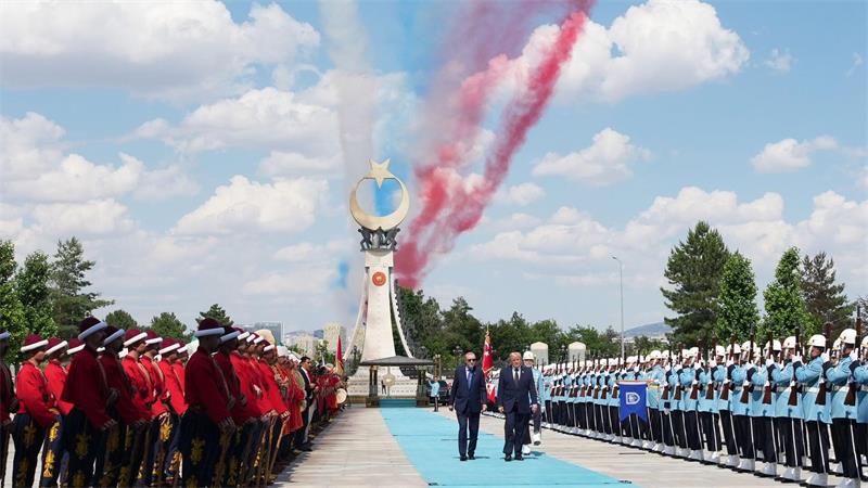 Zeigt Trump Europa beim Nato-Gipfel die rote Karte? Der türkische Präsident Recep Tayyip Erdogan bereitete Trump eine große Bühne.