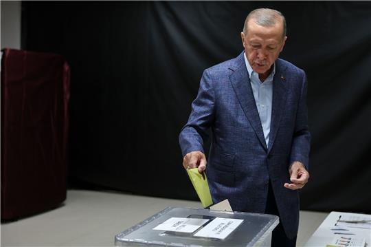 Der türkische Präsident Recep Tayyip Erdogan gibt seinen Stimmzettel in eine Wahlurne in Istanbul.