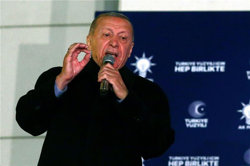 Erdogan verfehlt Mehrheit in Türkei - Stichwahl entscheidet Der türkische Präsident Recep Tayyip Erdogan hält nach der Präsidentenwahl eine Rede in der Parteizentrale in Ankara.