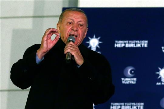 Der türkische Präsident Recep Tayyip Erdogan hält nach der Präsidentenwahl eine Rede in der Parteizentrale in Ankara.