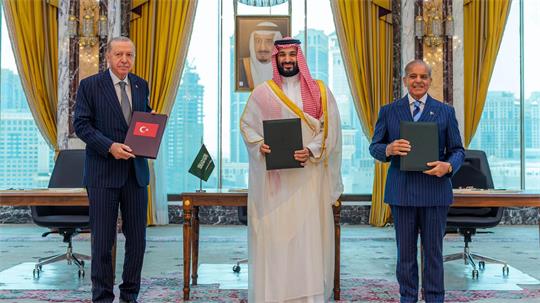 Der türkische Präsident Recep Tayyip Erdogan (l), der saudische Kronprinz Mohammed bin Salman (M) und Pakistans Ministerpräsident Shehbaz Sharif unterzeichneten den Verteidigungspakt in Mekka.