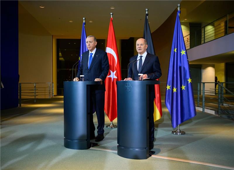 Bundesregierung genehmigt kaum Rüstungsexporte in die Türkei Der türkische Präsident Recep Tayyip Erdogan (l) hatte bei seinem Besuch bei Bundeskanzler Olaf Scholz klar gemacht, dass er sich wieder eine stärkere Kooperation im Rüstungsbereich wünscht.