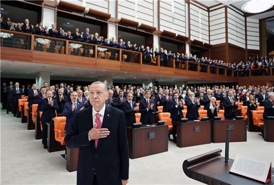 Der türkische Präsident Recep Tayyip Erdogan legt den Eid ab.