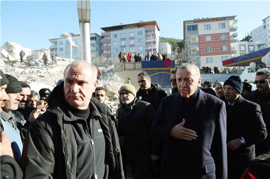 Der türkische Präsident Recep Tayyip Erdogan (r) im zerstörten Stadtzentrum von Kahramanmaras.