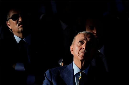 Der türkische Präsident Recep Tayyip Erdogan (r) nutzt den Vertrag von Lausanne, wie es ihm argumentativ beliebt.