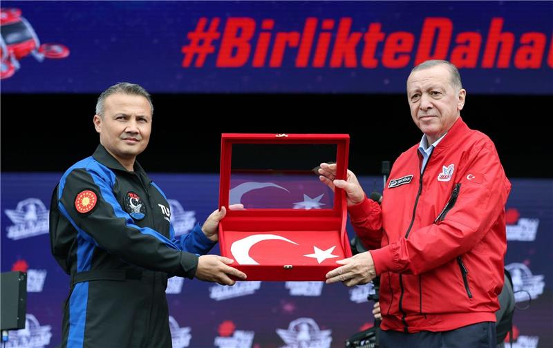 Der türkische Präsident Recep Tayyip Erdogan (r) und der Luftwaffenpilot Alper Gezeravci auf der Militärmesse Teknofest.