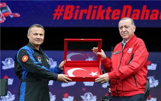 Der türkische Präsident Recep Tayyip Erdogan (r) und der Luftwaffenpilot Alper Gezeravci auf der Militärmesse Teknofest.