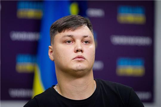 Der übergelaufene russische Pilot bei  einer Pressekonferenz im September in Kiew.