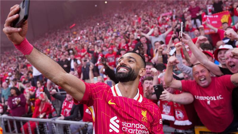 Der überragende Mohamed Salah feierte seinen 28. Saisontreffer mit einem Selfie vor der Tribüne.