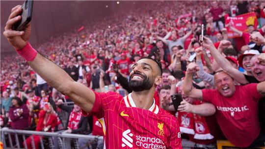 Der überragende Mohamed Salah feierte seinen 28. Saisontreffer mit einem Selfie vor der Tribüne.