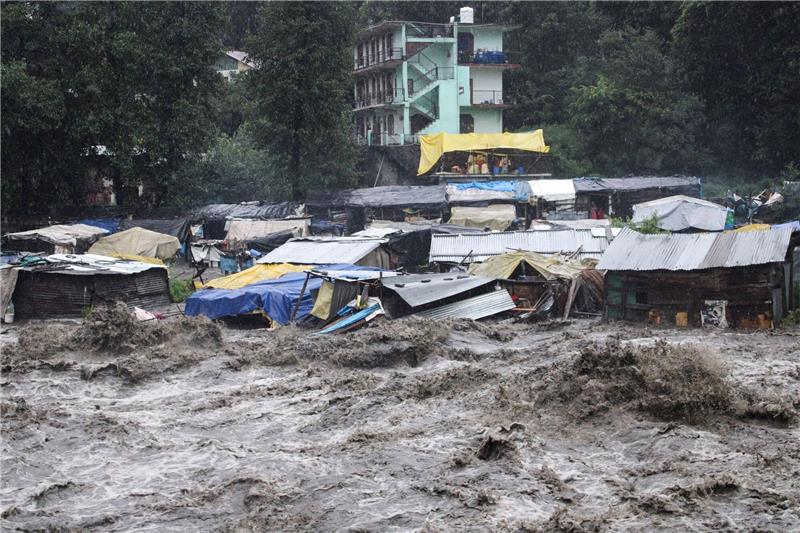 Der überschwemmte Fluss Beas nach den schweren Regenfällen. Das Wasser reißt alles mit sich.