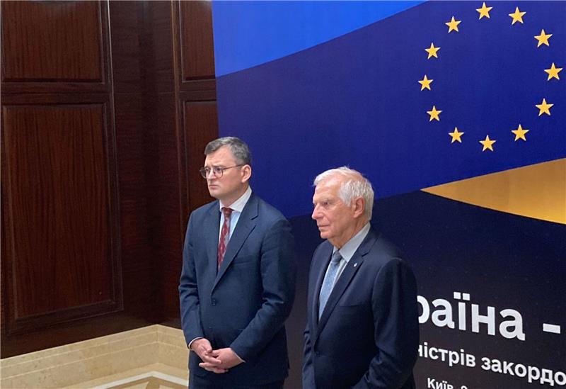 Historische Reise - EU-Außenminister besuchen gemeinsam Kiew Der ukrainische Außenminister Dmytro Kuleba (l.) und der EU-Außenbeauftragte Josep Borrell sprechen zur Eröffnung des informellen EU-Außenministerrates in Kiew.