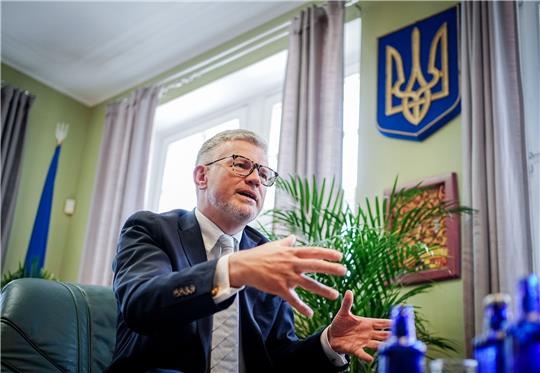 Der ukrainische Botschafter Andrij Melnyk in seinem Büro im Botschaftsgebäude in Berlin.