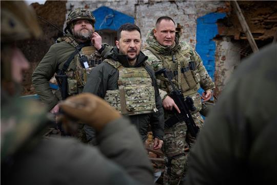 Der ukrainische Präsident Selenskyj (M) hat die Absicht seiner Regierung bekräftigt, die elektronischen Kampffähigkeiten der Armee auszubauen (Archivbild).