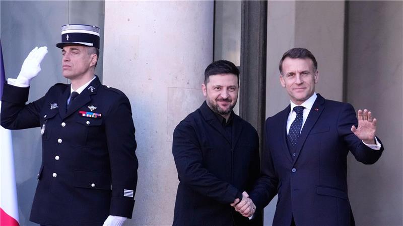Der ukrainische Präsident Selenskyj hat mit Frankreichs Präsident Macron über eine Stärkung der Flugabwehr gesprochen.