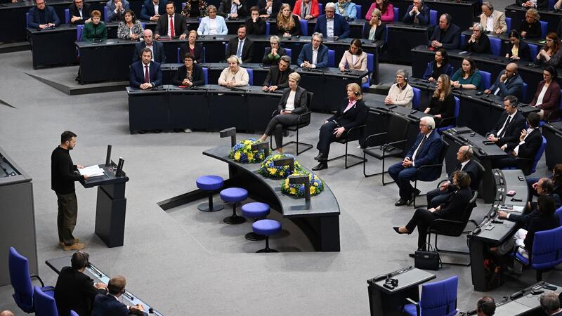Der ukrainische Präsident Selenskyj ist anlässlich der Internationalen Konferenz zum Wiederaufbau der Ukraine in Berlin.