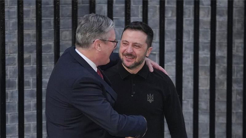 Selenskyj in London: Warmer Empfang für den Angegriffenen Der ukrainische Präsident Selenskyj (r.) freute sich sichtlich über den herzlichen Empfang in Großbritannien.