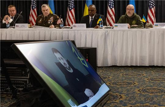 Der ukrainische Präsident Selenskyj spricht per Video zu den Teilnehmern der Ukraine-Konferenz. Im Hintergrund: Verteidigungsminister Boris Pistorius (l-r), US-General Mark Milley, US-Verteidigungsminister Lloyd Austin und der ukrainische Verteidigungsminister Olexij Resnikow.