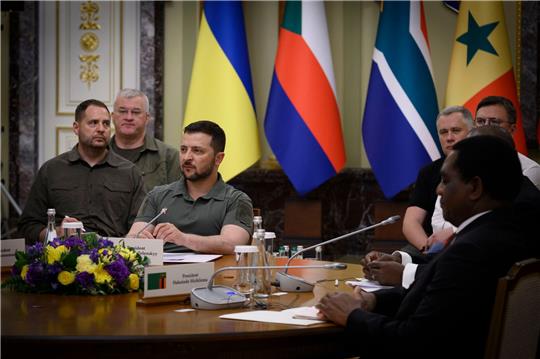 Der ukrainische Präsident Wolodymyr Selenskyj (M) während eines Treffens in Kiew mit mehreren Staats- und Regierungschefs aus Afrika.