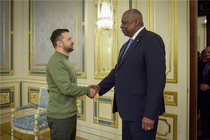 Austin in Kiew - USA sagen Ukraine langfristige Hilfe zu Der ukrainische Präsident Wolodymyr Selenskyj begrüßt den US-Verteidigungsminister Lloyd Austin.