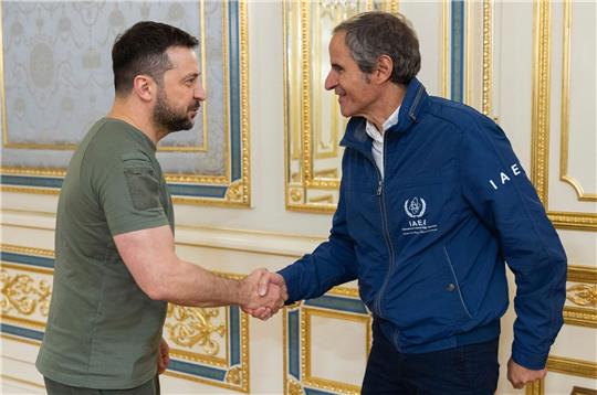 Der ukrainische Präsident Wolodymyr Selenskyj begrüßt Rafael Grossi, Generaldirektor der Internationalen Atomenergie-Organisation (IAEA), in Kiew.