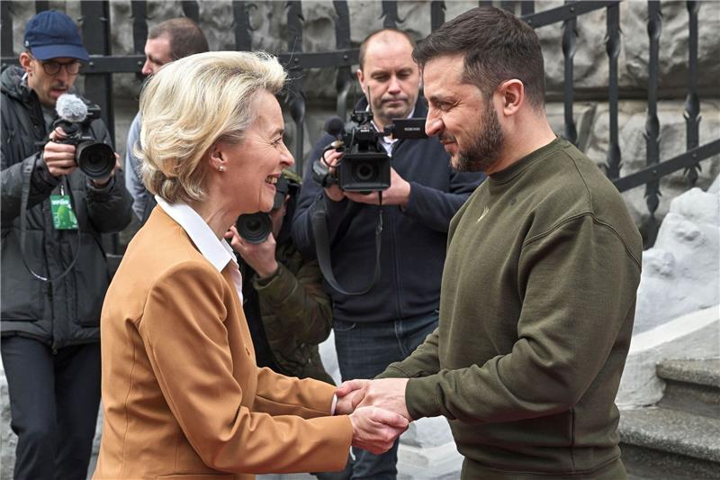 Ukraine: EU-Beitritt im Eilschritt? Der ukrainische Präsident Wolodymyr Selenskyj begrüßt EU-Kommissionspräsidentin Ursula von der Leyen in Kiew.