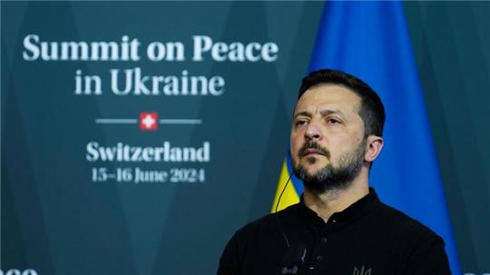 Der ukrainische Präsident Wolodymyr Selenskyj bei einer abschließenden Pressekonferenz nach der Ukraine-Friedenskonferenz.