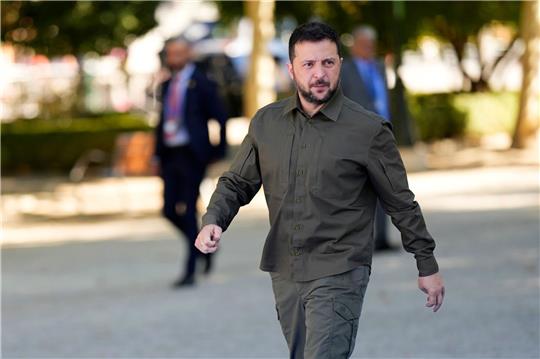Der ukrainische Präsident Wolodymyr Selenskyj bestätigt die Lieferung und den ersten Einsatz amerikanischer ATACMS-Raketen.