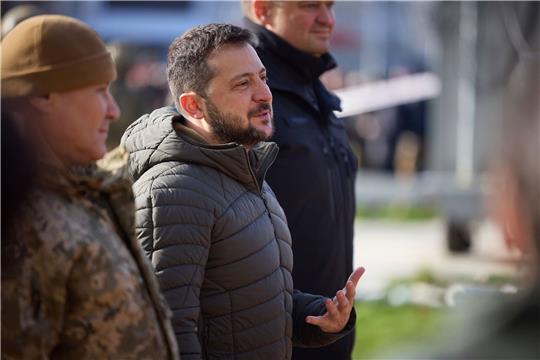 Der ukrainische Präsident Wolodymyr Selenskyj besucht Cherson.