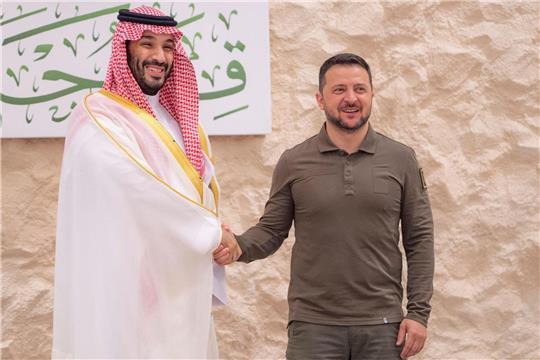 Der ukrainische Präsident Wolodymyr Selenskyj besuchte im Mai Saudi-Arabien - und traf dort Kronprinz Mohammed bin Salman (l). Nun findet in Dschidda ein Treffen mit Vertretern aus 40 Ländern statt.