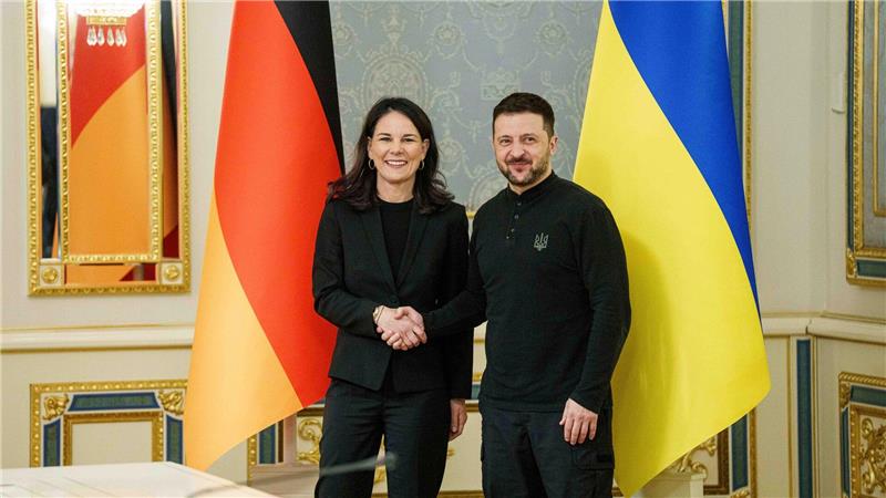 Der ukrainische Präsident Wolodymyr Selenskyj empfängt die deutsche Außenministerin Annalena Baerbock in Kiew.