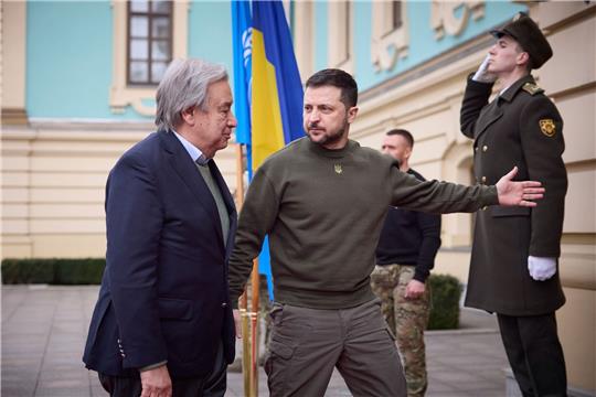 Der ukrainische Präsident Wolodymyr Selenskyj empfängt UN-Generalsekretär António Guterres in Kiew.